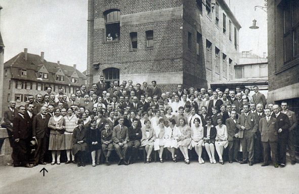 Die Arbeiter der Waldorf Astoria Cigaretten Fabrik mit Emil Molt (Pfeil) in Stuttgart um 1920.